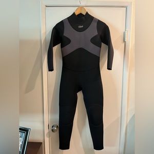 Hevto Youth 14 Unisex Wet Suit, used only a few times, like new.